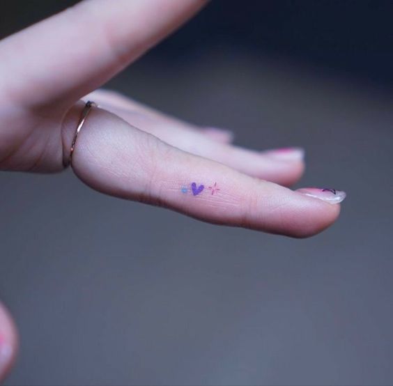 Tatouage Coeur Violet, Point Bleu Et étoile Rouge Sur Le Doigt