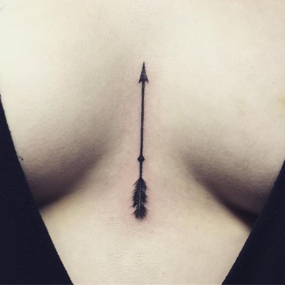 Tatouage Flèche Discrète Sur Le Sternum