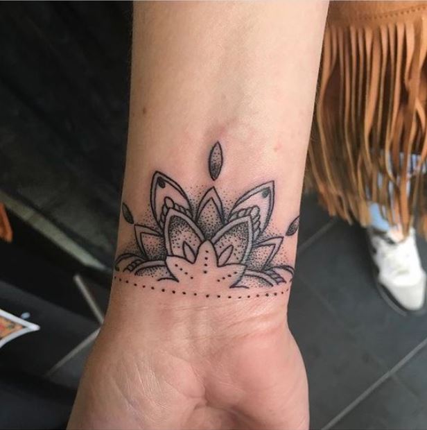 Tatouage Bracelet Demi Mandala Et Dotwork