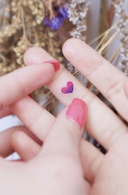 Tatouage Coeur Rouge Et Violet Sur Le Doigt