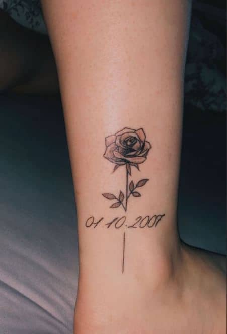 Tatouage Date D'anniversaire Avec Rose Sur La Jambe