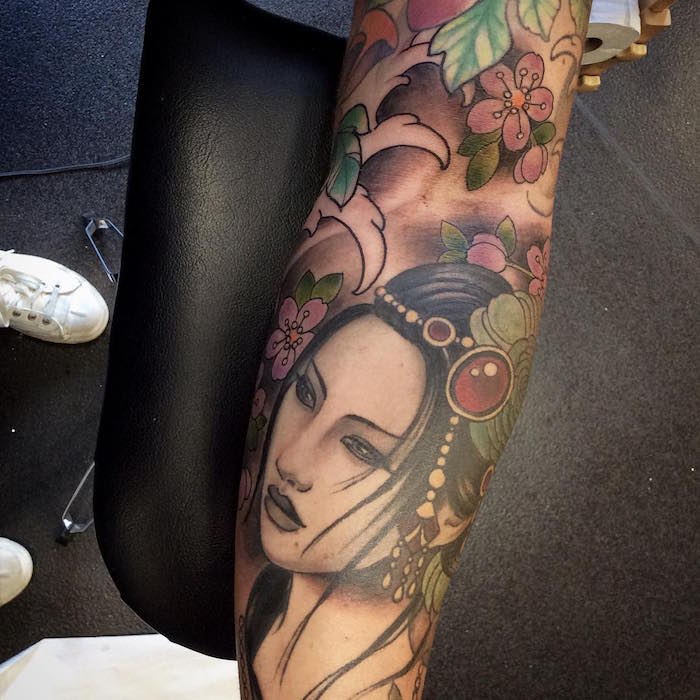 Tatouage Femme Japonaise Et Fleur Violette Sur L'avant Bras