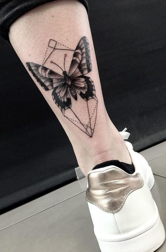 Tatouage Papillon Et Figures Géométriques Sur Le Mollet
