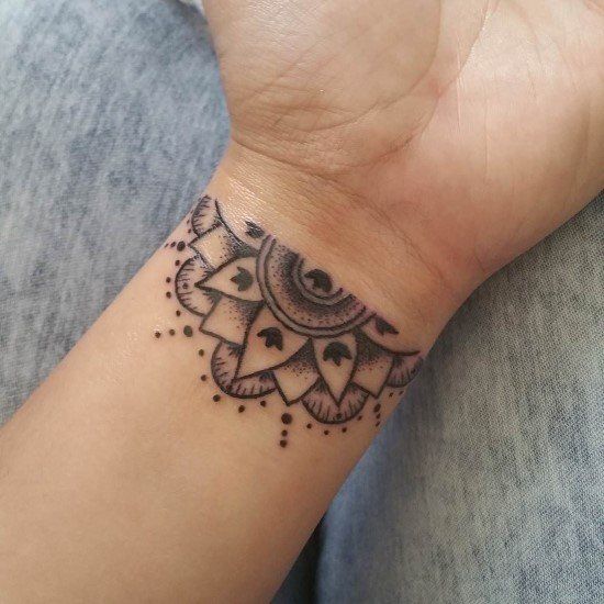 Tatouage Bracelet Demi Mandala Et Fleurs De Lotus