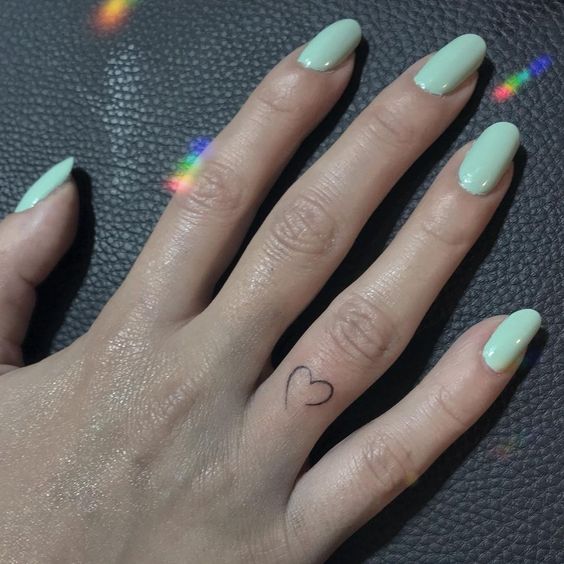 Tatouage Coeur Minimaliste Sur Le Doigt