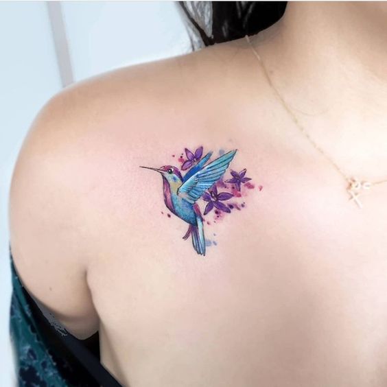 Tatouage Colibri Bleu Et Fleurs Violettes Sur La Clavicule