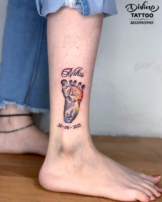Tatouage Date D'anniversaire Avec Prénom Et Empreinte De Pied Sur La Jambe