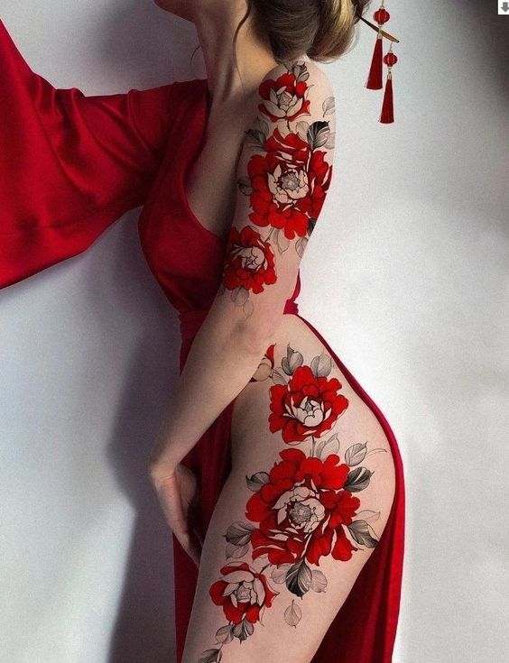 Tatouage Fleurs Rouges Et Grises Sur La Cuisse
