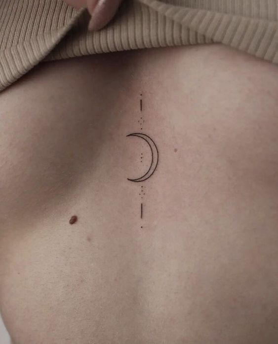 Tatouage Lune Discrète Sur Le Sternum