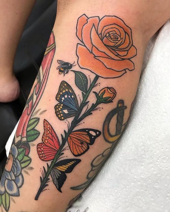 Tatouage Papillos Et Roses Old School Sur Le Mollet