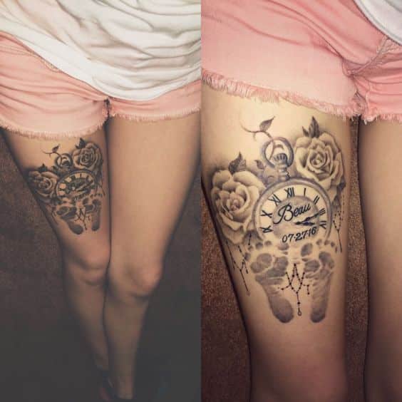 Tatouage Date D'anniversaire Avec Prénom, Montre, Fleurs Et Empreintes Sur La Cuisse