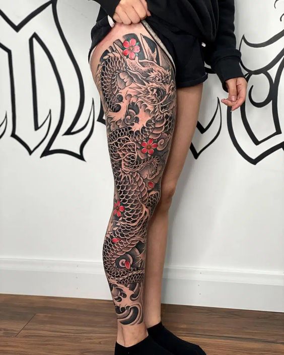 Tatouage Dragon Noir Et Fleurs Rouges Sur La Cuisse