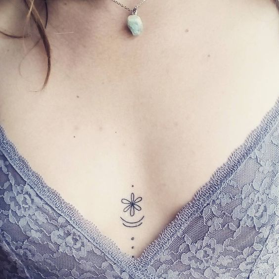 Tatouage Fleur Discrète Sur Le Sternum