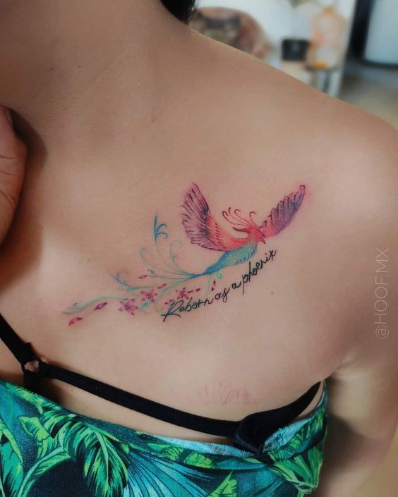 Tatouage Phoenix Et Phrase Inspirante Sur La Clavicule
