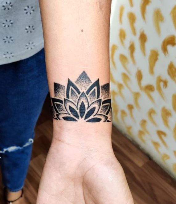 Tatouage Bracelet Mandala à L'encre Noire