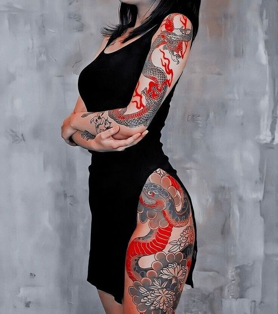 Tatouage Serpent Noir Et Rouge Sur La Cuisse