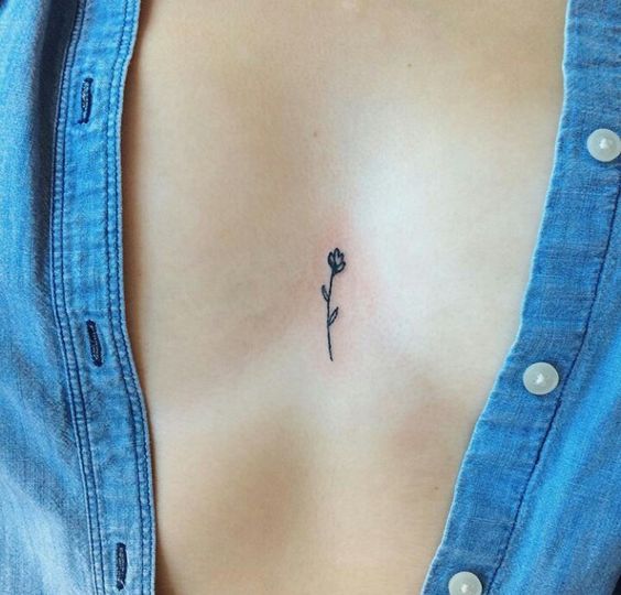 Tatouage Tulipe Discrète Sur Le Sternum