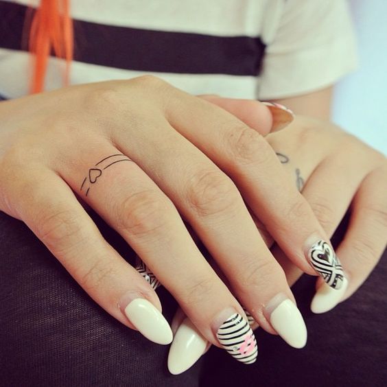 Tatouage Bague Avec Coeur Minimaliste Sur Le Doigt