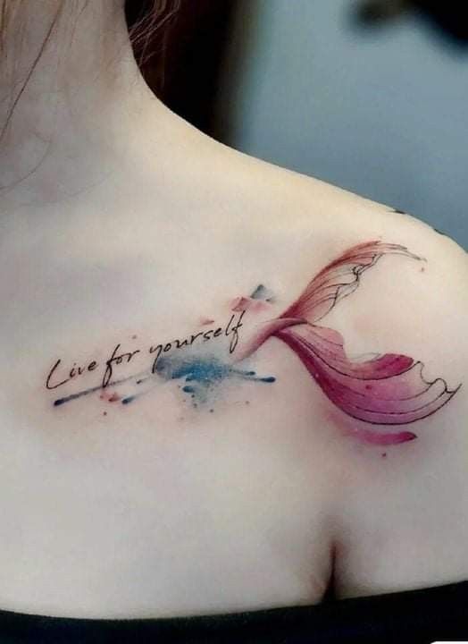 Tatouage Phrase Inspirante Et Peinture Aquarelle Sur La Clavicule