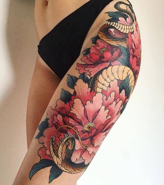 Tatouage Serpent Et Fleur Rouge Sur La Cuisse