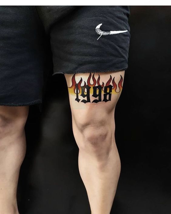 Tatouage Année De Naissance Avec Flammes Sur La Cuisse