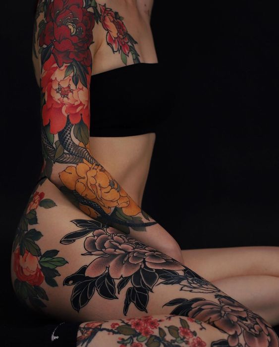 Tatouage Fleurs Et Feuilles Noires Sur La Cuisse