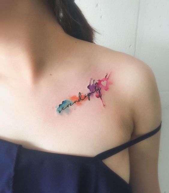 Tatouage Mot, Coeur Et Peinture Aquarelle Sur La Clavicule