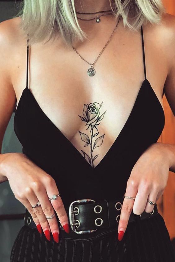 Tatouage Rose Grise Sur Le Sternum