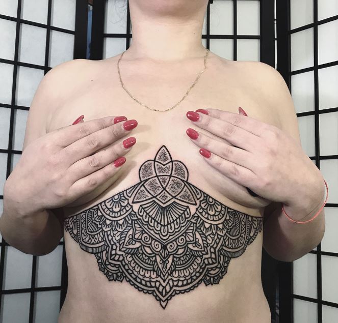 Tatouage Mandala à L'encre Noire Avec Dotwork Sur Le Sternum