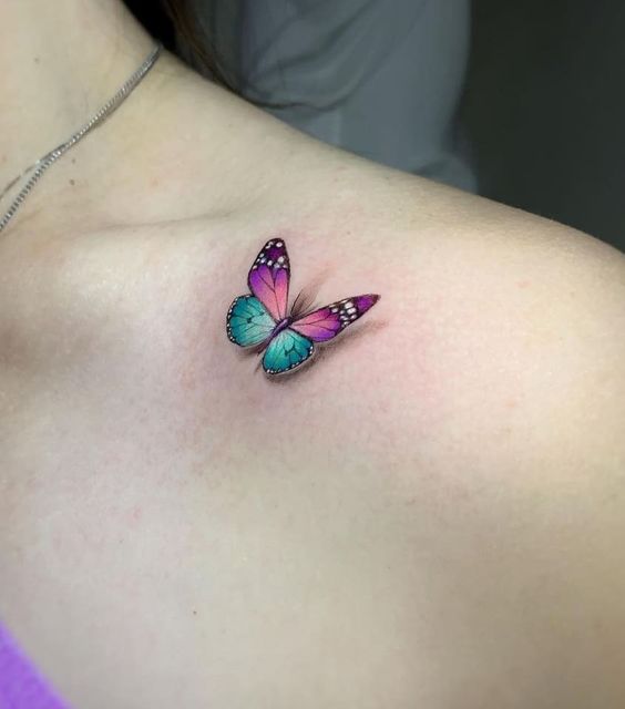 Tatouage Papillons Bleu Et Violet Sur La Clavicule