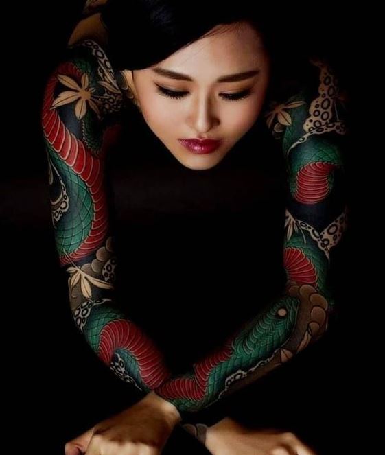 Tatouage Serpent Vert Et Rouge Sur Les Bras