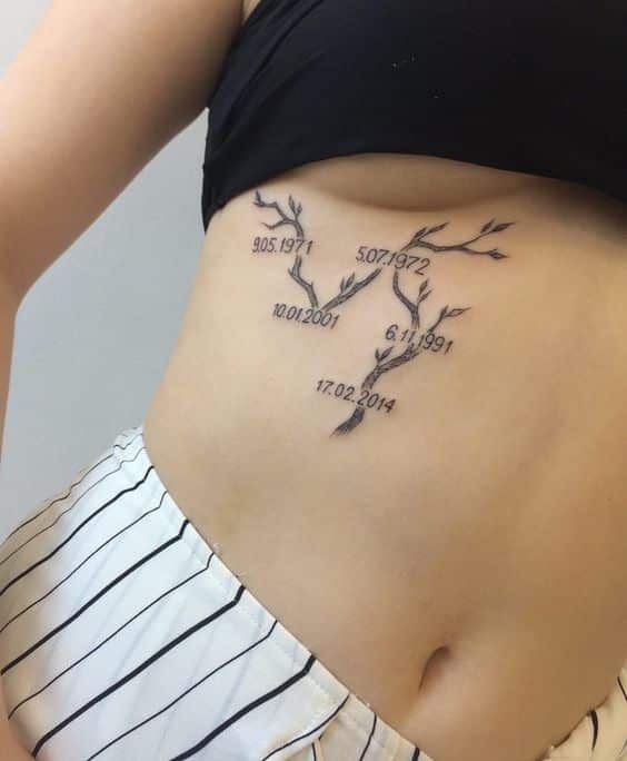 Tatouage Dates D'anniversaire En Arbre Généalogique Sur Les Côtes