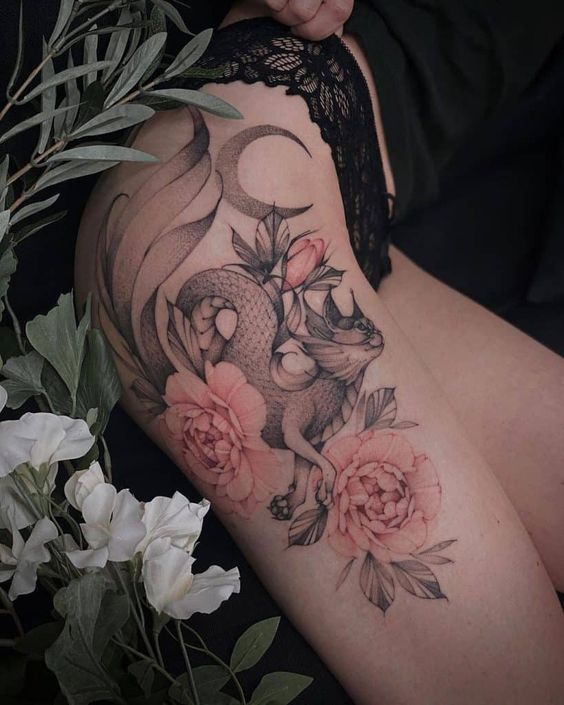 Tatouage Dragon à Tête De Chat Et Pivoine Sur La Cuisse