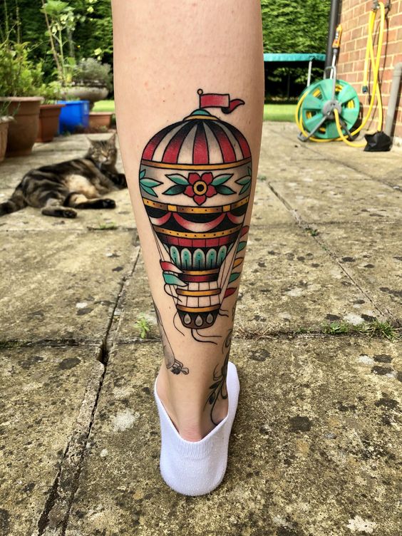 Tatouage Montgolfière Old School Sur Le Mollet