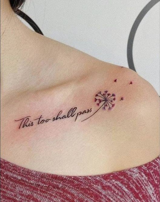 Tatouage Phrase Inspirante Et Pissenlit Sur La Clavicule