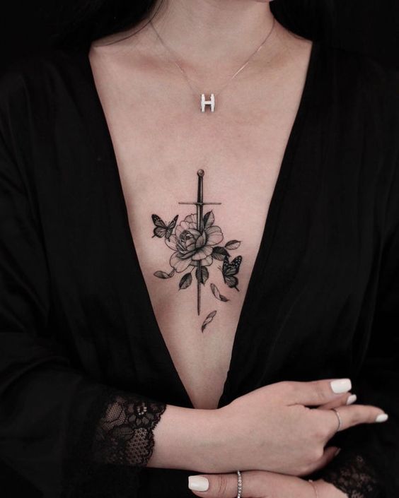 Tatouage Pivoine, Papillon Et épée Sur Le Sternum