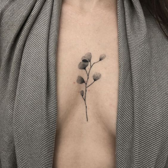 Tatouage Fleurs En Noir Et Gris Sur Le Sternum