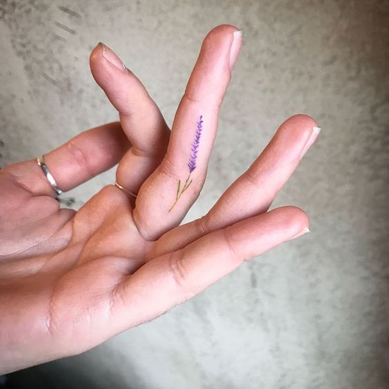 Tatouage Lavande Sur Le Doigt