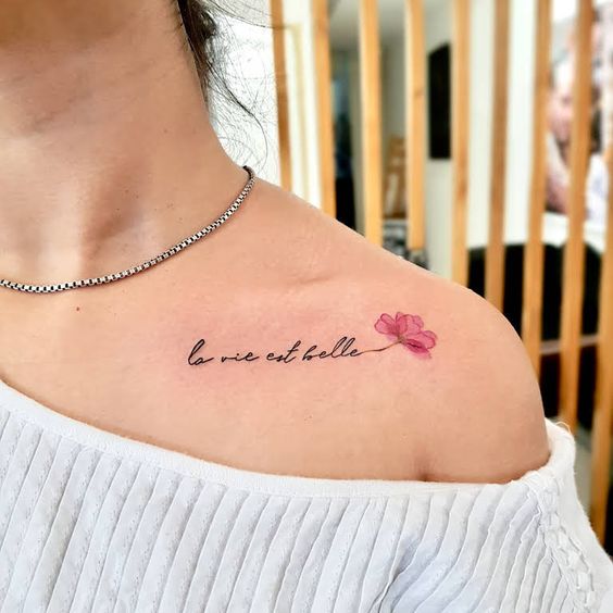 Tatouage Phrase Inspirante Et Fleur Rose Sur La Clavicule