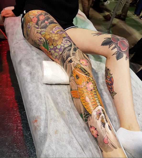 Tatouage Poisson Orange Et Tigre Sur La Cuisse