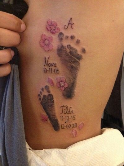 Tatouage Dates D'anniversaire Avec Prénoms, Fleurs Et Empreintes Sur Les Côtes