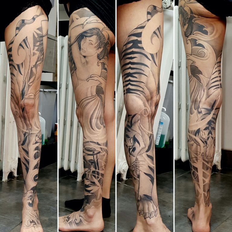 Tatouage Femme Et Tigre En Noir Et Gris Sur La Cuisse