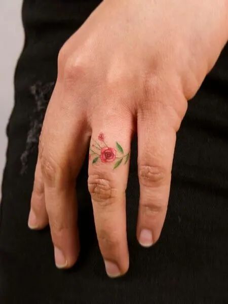 Tatouage Fleurs Rouges Et Feuilles Vertes Sur Le Doigt