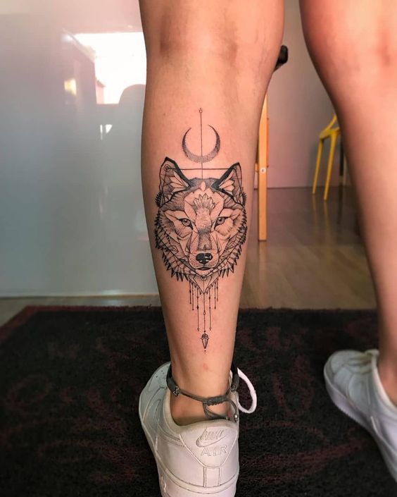 Tatouage Loup Géométrique Et Lune Sur Le Mollet