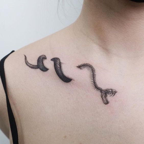 Tatouage Serpent Et Squelette Sur La Clavicule