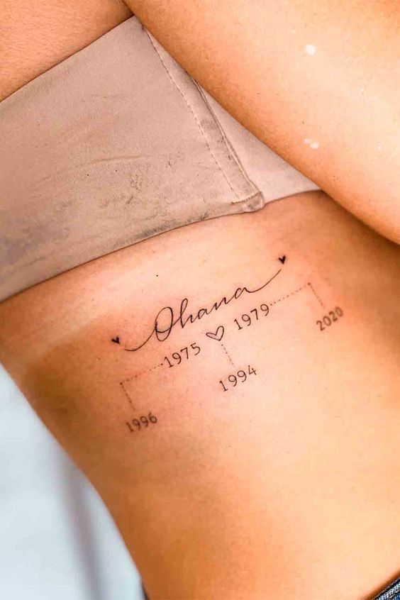 Tatouage Années De Naissance Avec Mot Ohana Sur Les Côtes