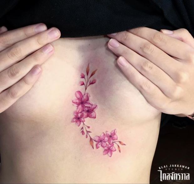 Tatouage Fleurs Roses Sur Le Sternum