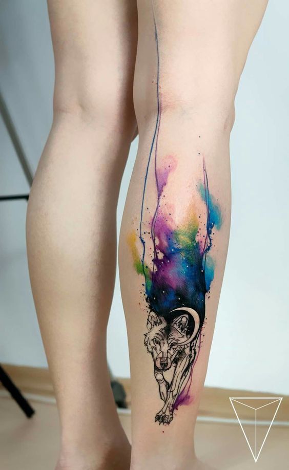 Tatouage Loup, Lune Et Peinture Aquarelle Sur Le Mollet
