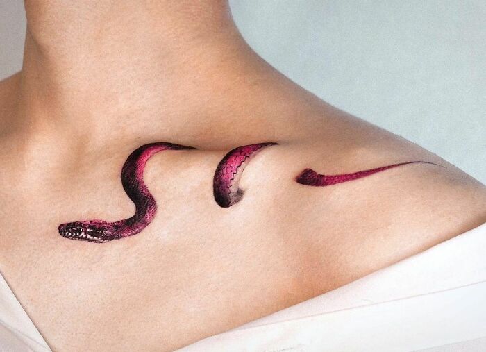 Tatouage Serpent Rouge 3d Sur La Clavicule