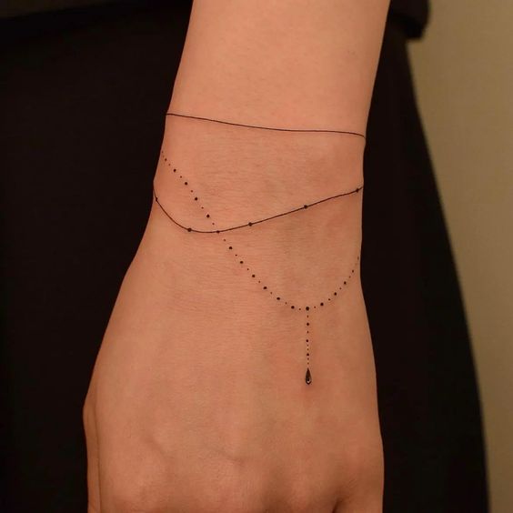 Tatouage Bracelet Avec Dots Et Pendentif